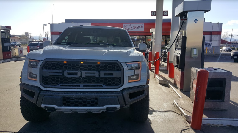 Illustration for article titled The 2017 Ford Raptor Is A Gas-Sucking One-Trick Pony But Nobody Cares